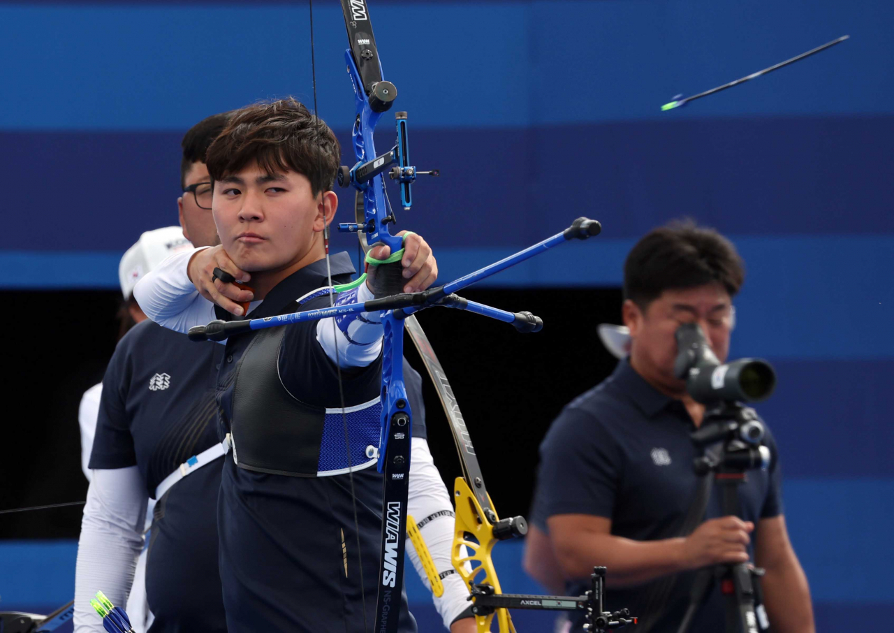 2024파리올림픽 양궁 대표팀 김제덕이 23일 오후(현지시간) 프랑스 파리 앵발리드 양궁경기장에서 훈련을 갖고 있다. [파리=이상섭 기자]