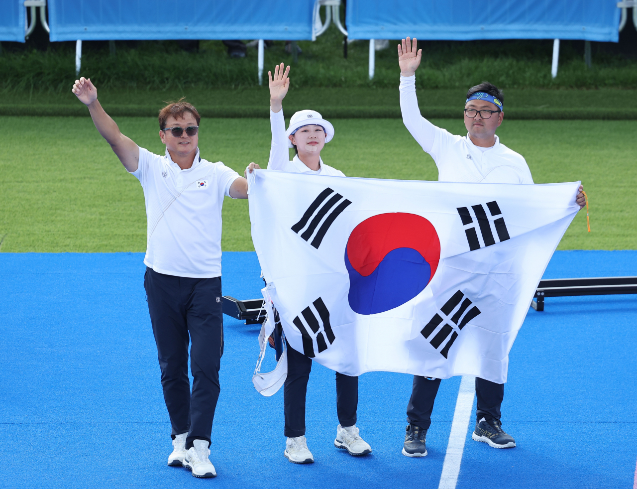 2일(현지시간) 프랑스 파리 레쟁발리드에서 열린 2024 파리 올림픽 양궁 혼성 단체 독일과의 결승전에서 승리한 한국 임시현과 김우진이 기뻐하고 있다. [연합]