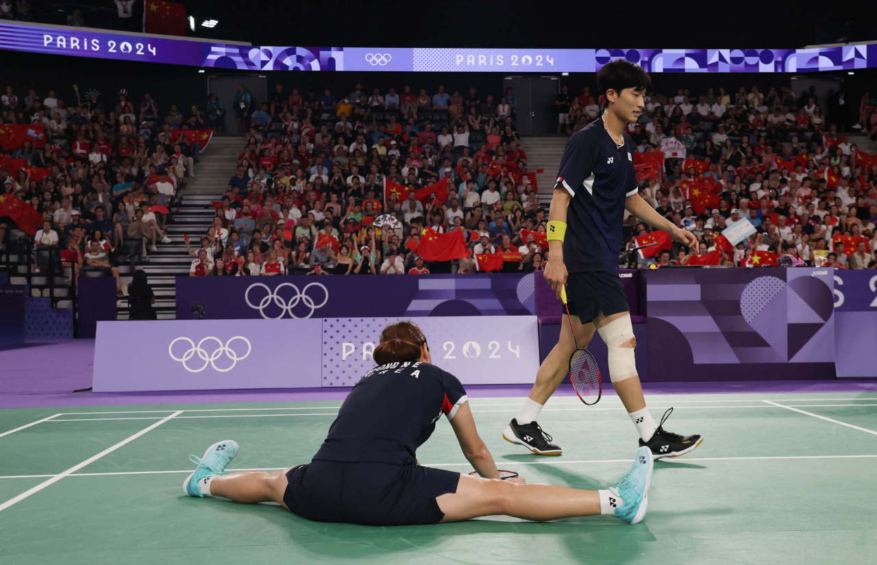 2일 오후(현지시각) 프랑스 파리 포르트 드 라 샤펠 아레나에서 열린 2024 파리 올림픽 대회 배드민턴 혼합 복식 금메달 결정전에서 김원호-정나은이 중국팀 정쓰웨이-황야충과 경기 도중 숨을 고르고 있다. 2024.8.2 파리=이상섭 기자