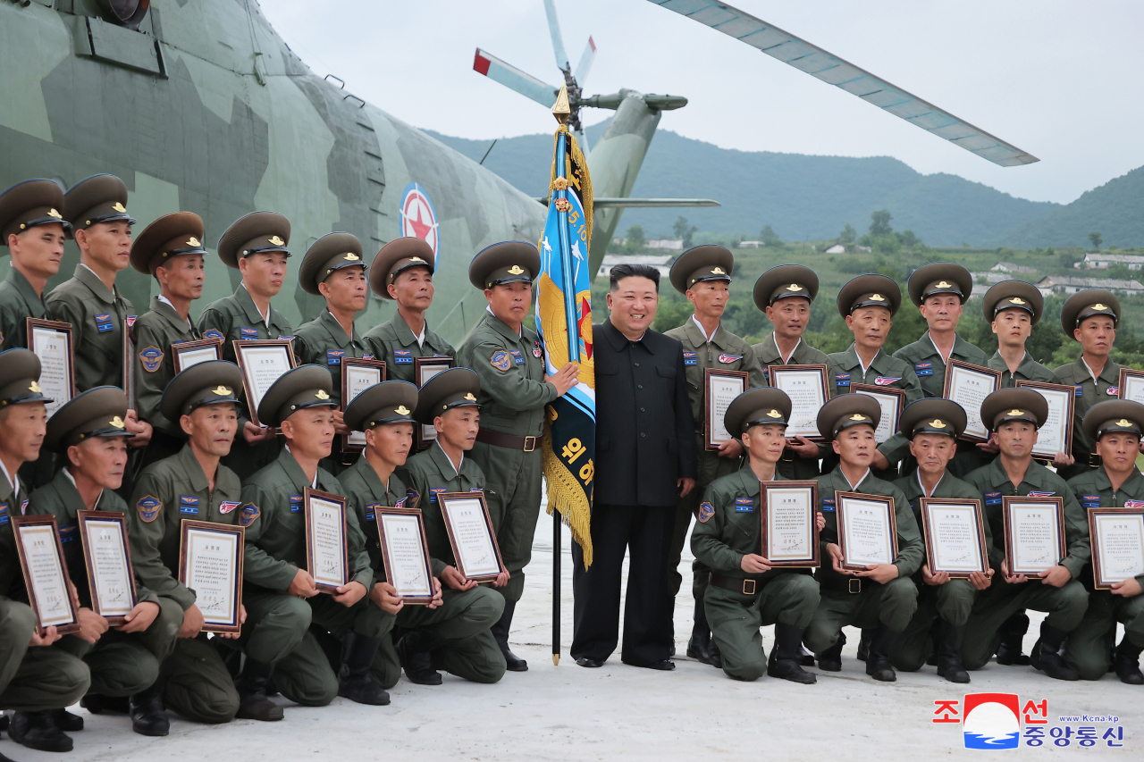 김정은 북한 국무위원장이 지난 2일 침수지역 주민 구출에 투입됐던 헬기 부대를 축하 방문해 훈장을 수여하고 격려 연설을 했다고 조선중앙통신이 3일 보도했다. 김 위원장은 이날 연설에서 최근 북한 수해와 관련한 남측 언론의 인명피해 추산 보도 등을 비난하며 "적은 변할수 없는 적"이라고 말했다. 연합