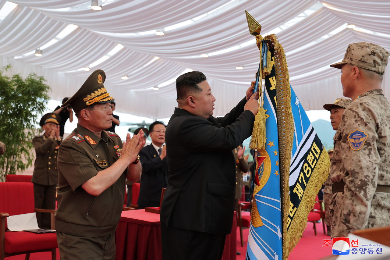김정은 북한 국무위원장이 지난 2일 침수지역 주민 구출에 투입됐던 헬기 부대를 축하 방문해 훈장을 수여하고 격려 연설을 했다고 조선중앙통신이 3일 보도했다. 김 위원장은 이날 연설에서 최근 북한 수해와 관련한 남측 언론의 인명피해 추산 보도 등을 비난하며 "적은 변할수 없는 적"이라고 말했다. 연합
