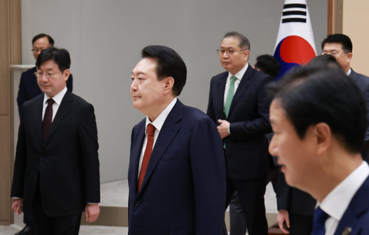 윤석열 대통령이 2일 서울 용산 대통령실 청사에서 열린 임명장 및 재외공관장 신임장 수여식을 마친 뒤 환담장으로 향하고 있다. [연합]