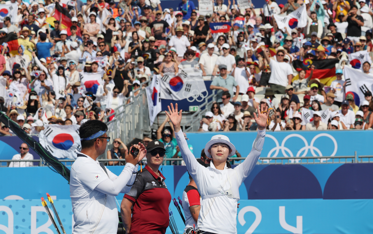 2일(현지시간) 프랑스 파리 레쟁발리드에서 열린 2024 파리올림픽 양궁 혼성 단체 독일과의 결승전 시작에 앞서 한국 임시현이 관중을 향해 인사하고 있다. 왼쪽은 박수치는 김우진. [연합]