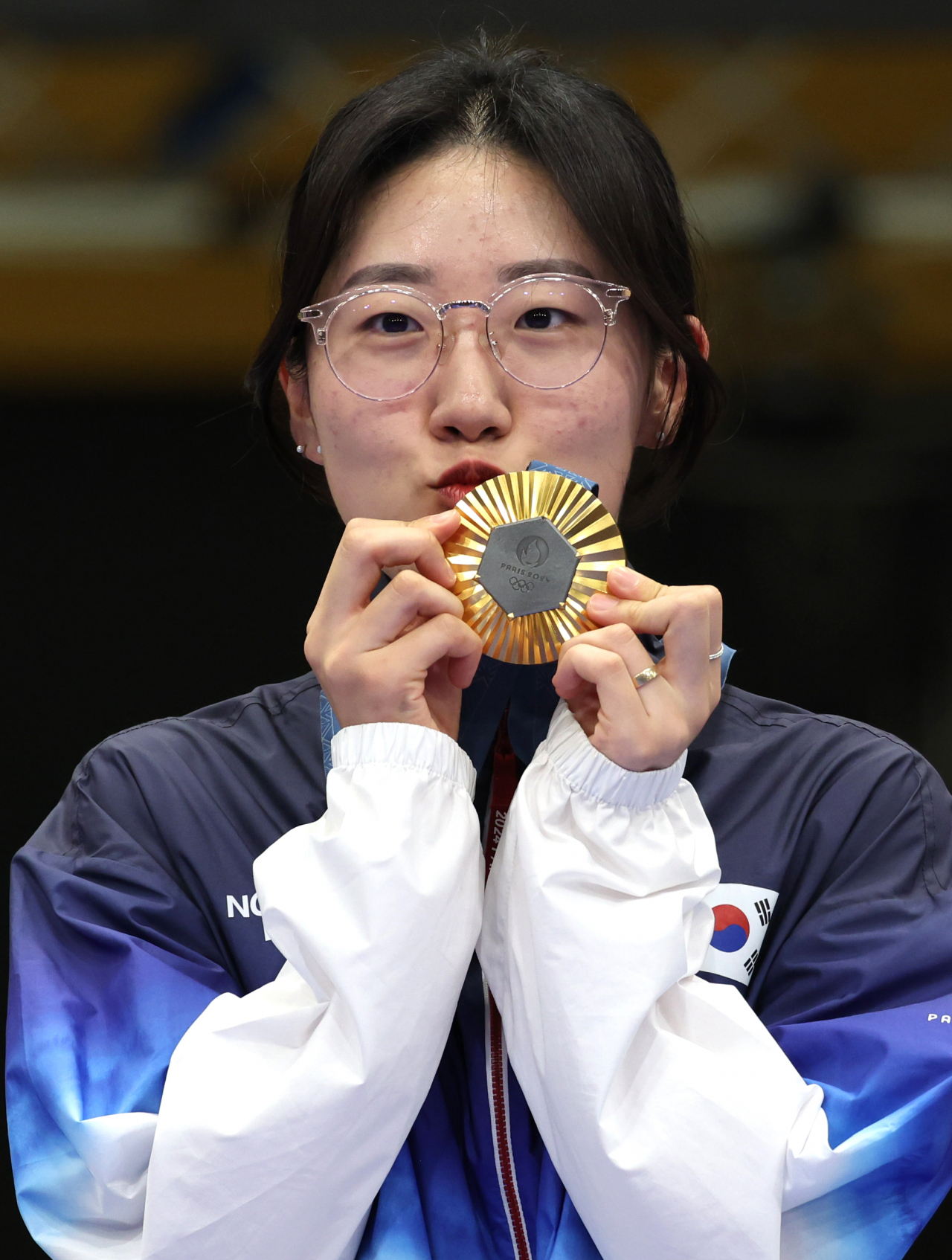 3일(현지시간) 프랑스 샤토루 국립사격센터에서 열린 2024파리올림픽 25ｍ 권총 결선에서 금메달을 딴 사격대표 양지인이 시상식에서 메달에 입을 맞추고 있다. 파리=이상섭 기자