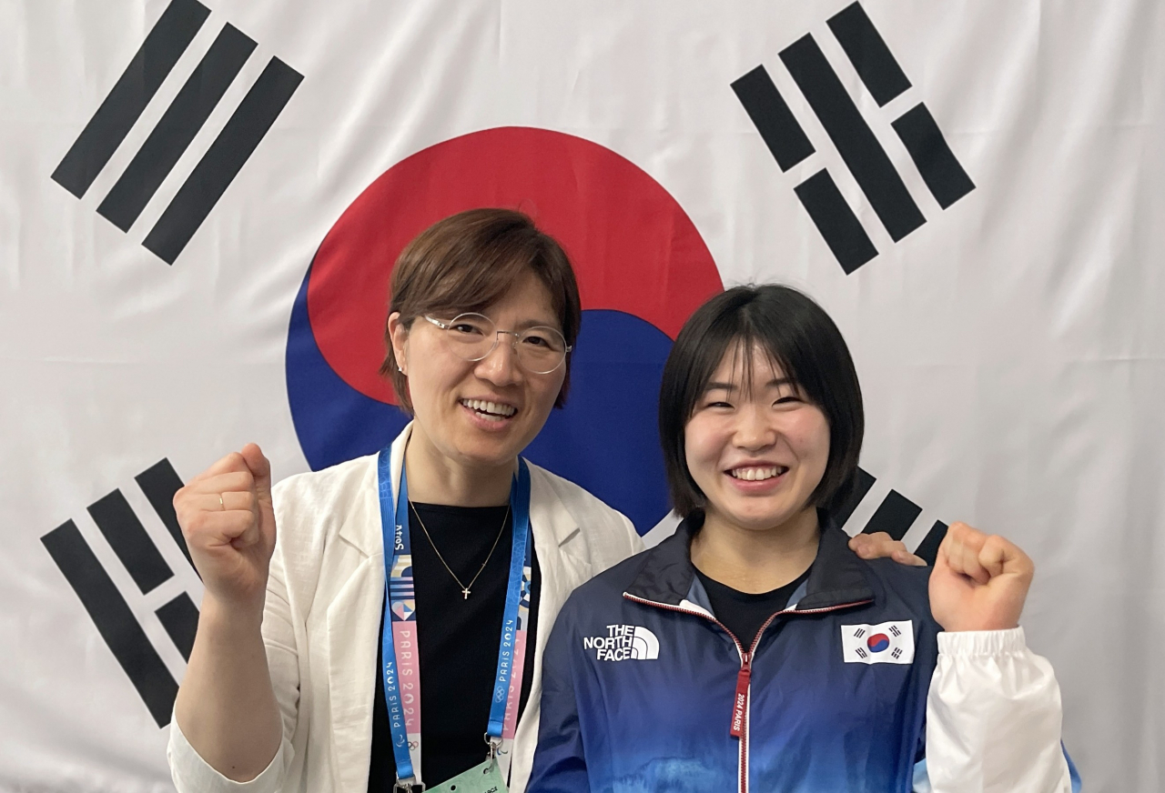 앞서 지난 30일 장미란 문화체육관광부 제2차관이 30일(현지시간) 프랑스 파리 올림픽 선수촌을 방문해 여자 유도 57kg급에서 은메달을 획득한 국가대표 허미미 선수를 격려하며 기념 촬영하고 있는 모습. [연합]