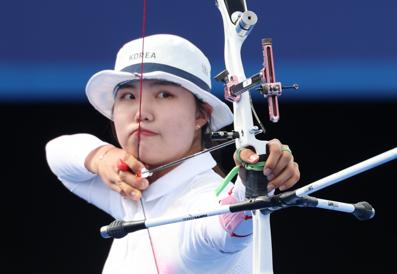 3일(현지시간) 프랑스 파리 레쟁발리드에서 열린 2024 파리올림픽 양궁 여자 개인전 루마니아 마달리나 아마이스트라이예와의 16강에서 한국 남수현이 과녁을 조준하고 있다. [연합]