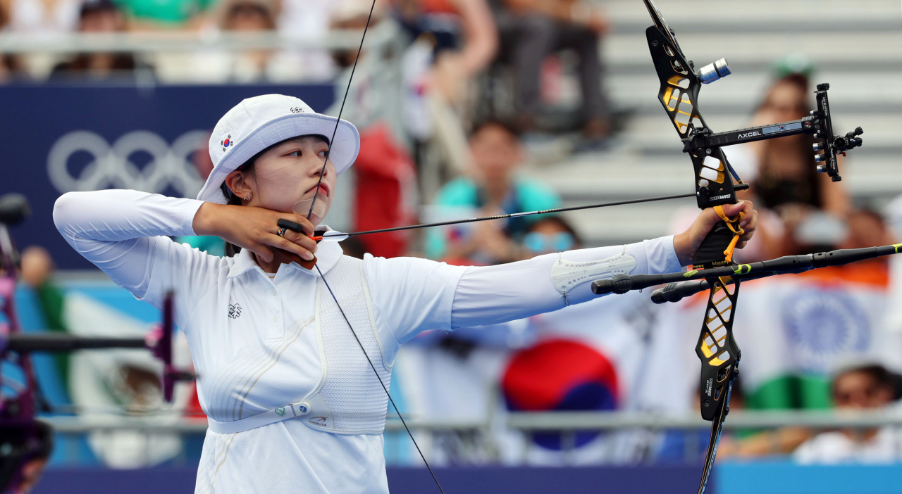 3일(현지시간) 프랑스 파리 레쟁발리드에서 열린 2024 파리올림픽 양궁 여자 개인전 8강에서 한국 임시현이 과녁을 조준하고 있다. [연합]