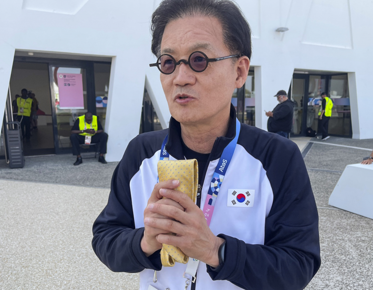 3일(현지시간) 프랑스 샤토루 슈팅센터에서 2024 파리 올림픽 사격 대표팀의 메달 레이스를 이끈 장갑석 총감독이 14년동안 경기마다 가지고 다닌 황금빛 넥타이를 들어 보이고 있다. [연합]