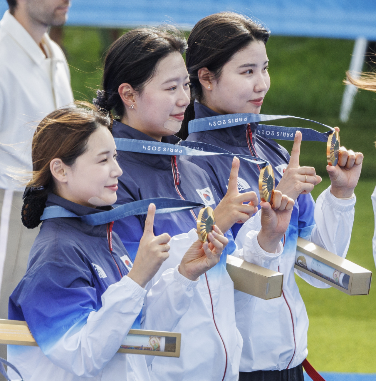 28일(현지시간) 프랑스 파리 레쟁발리드에 양궁 경기장에서 열린 2024 파리올림픽 양궁 여자단체전에서 올림픽 연속 10연패를 달성해 금메달을 받은 (왼쪽부터) 전훈영, 임시현, 남수현이 시상대 위에서 이를 상징하는 포즈를 취하고 있다. [연합]