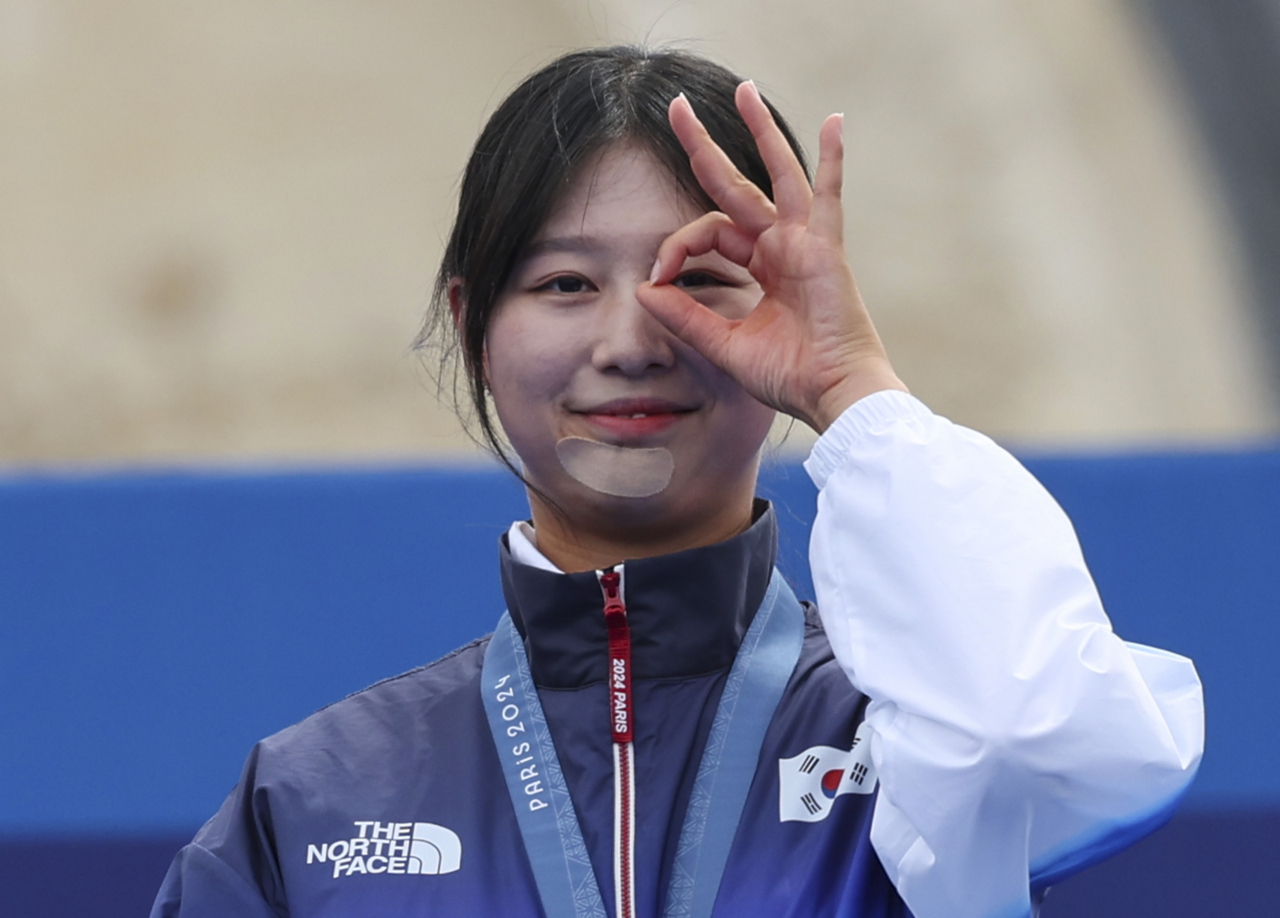 지난 3일(현지시간) 프랑스 파리 레쟁발리드에서 열린 2024 파리올림픽 양궁 여자 개인전 시상식에서 금메달을 차지하며 3관왕을 달성한 임시현이 포즈를 취하며 미소짓고 있다. [연합]