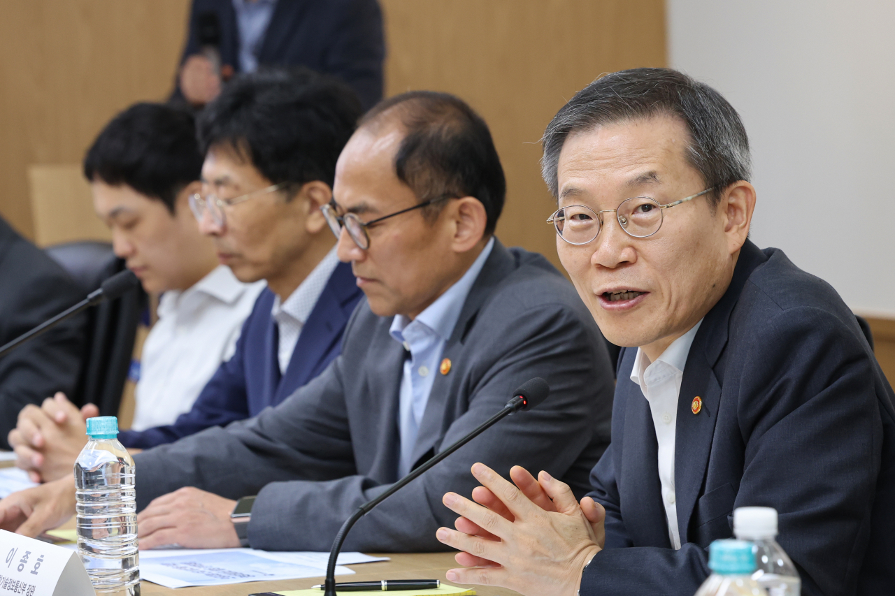 이종호 과학기술정보통신부 장관이 지난달 31일 오전 서울 중구 한국지능정보사회진흥원 서울사무소에서 열린 자율주행 산업 발전을 위한 실증현장 방문 및 간담회에 참석해 발언하고 있다. [연합]