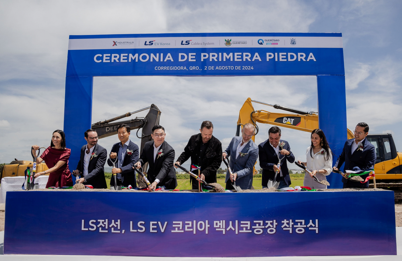 김기남(왼쪽 세 번째부터) LS EVM 관리담당, 구본규 LS전선 대표, 마우리시오 쿠리 케레타로주 주지사, 마르코 델 프레테 개발부 장관, 아돌포 콜린 코레이도라시 시장이 지난 2일(현지시간) 멕시코 케레타로주 코레이도라시 산업단지에서 열린 버스덕트 공장 착공식에서 기념 촬영을 하고 있다. [LS전선 제공]