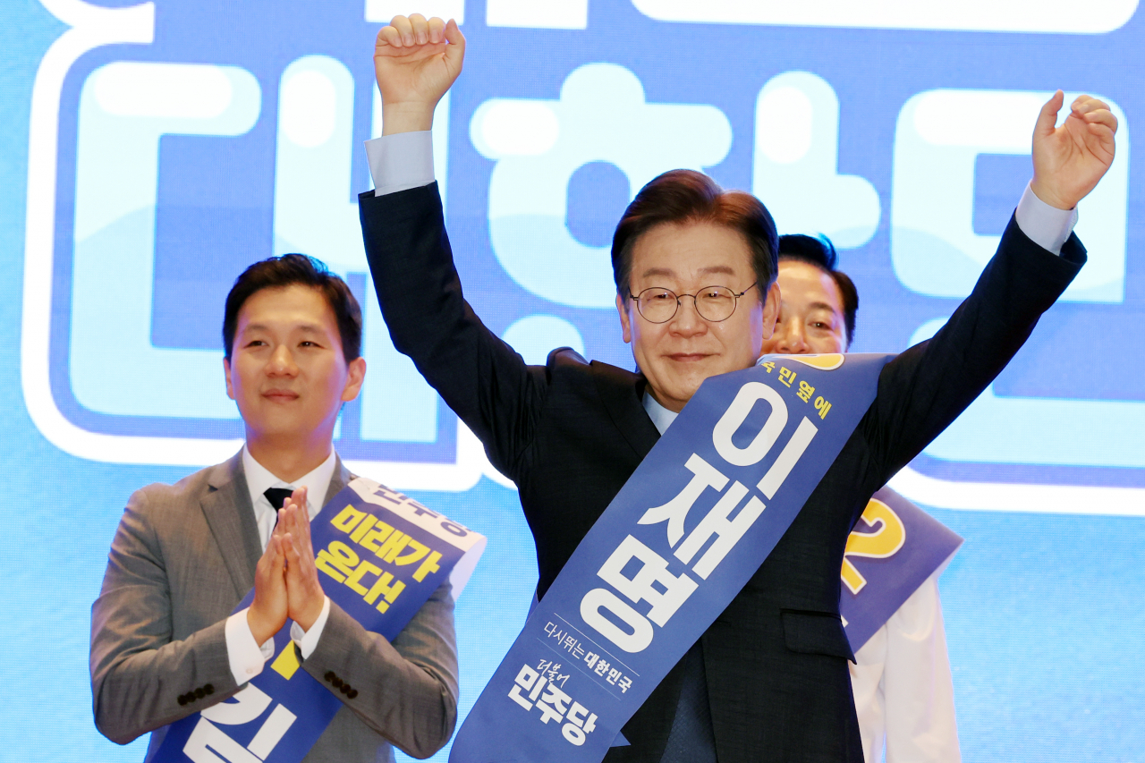 4일 오전 광주 서구 김대중컨벤션센터에서 열린 더불어민주당 당 대표·최고위원 후보자 합동연설회에서 이재명 당 대표 후보가 인사하고 있다. [연합]