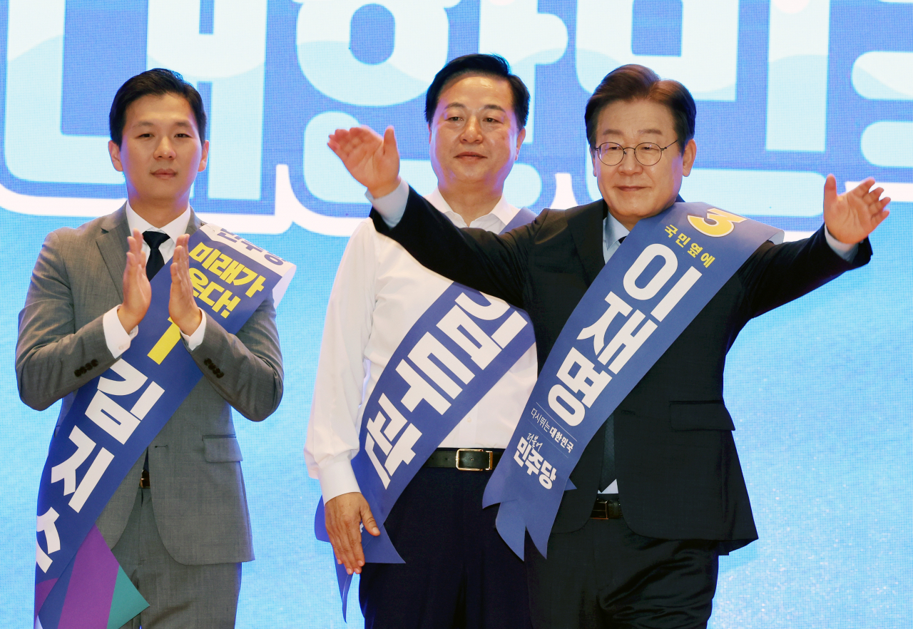 4일 오전 광주 서구 김대중컨벤션센터에서 열린 더불어민주당 당 대표·최고위원 후보자 합동연설회에서 이재명 후보가 인사하고 있다. [연합]
