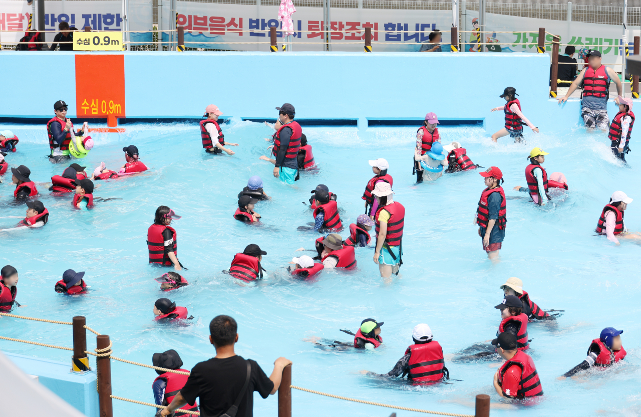 폭염이 이어진 4일 오후 대구 신천 물놀이장을 찾은 시민들이 물놀이하며 무더위를 날리고 있다. [연합]