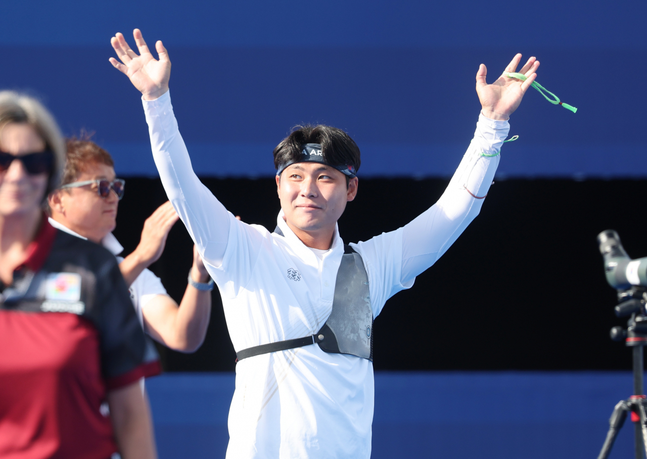 4일(현지시간) 프랑스 파리 레쟁발리드에서 열린 2024 파리올림픽 양궁 남자 개인전 중국의 왕옌과의 16강에서 한국 이우석이 승리한 뒤 기뻐하고 있다. [연합]