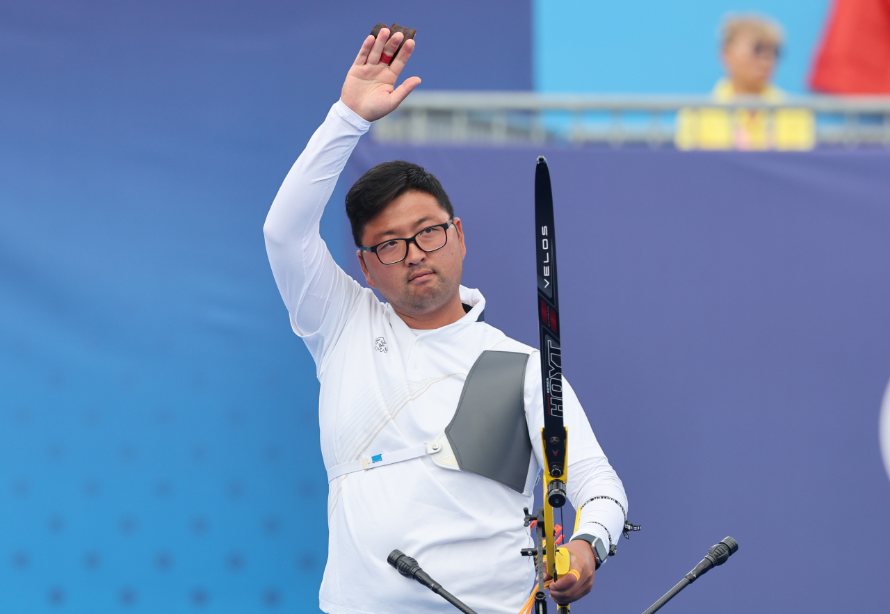 4일(현지시간) 프랑스 파리 레쟁발리드에서 열린 2024 파리올림픽 양궁 남자 개인전 브라질의 마르쿠스 달메이다와의 16강에서 한국 김우진이 승리한 뒤 손을 흔들고 있다. [연합]