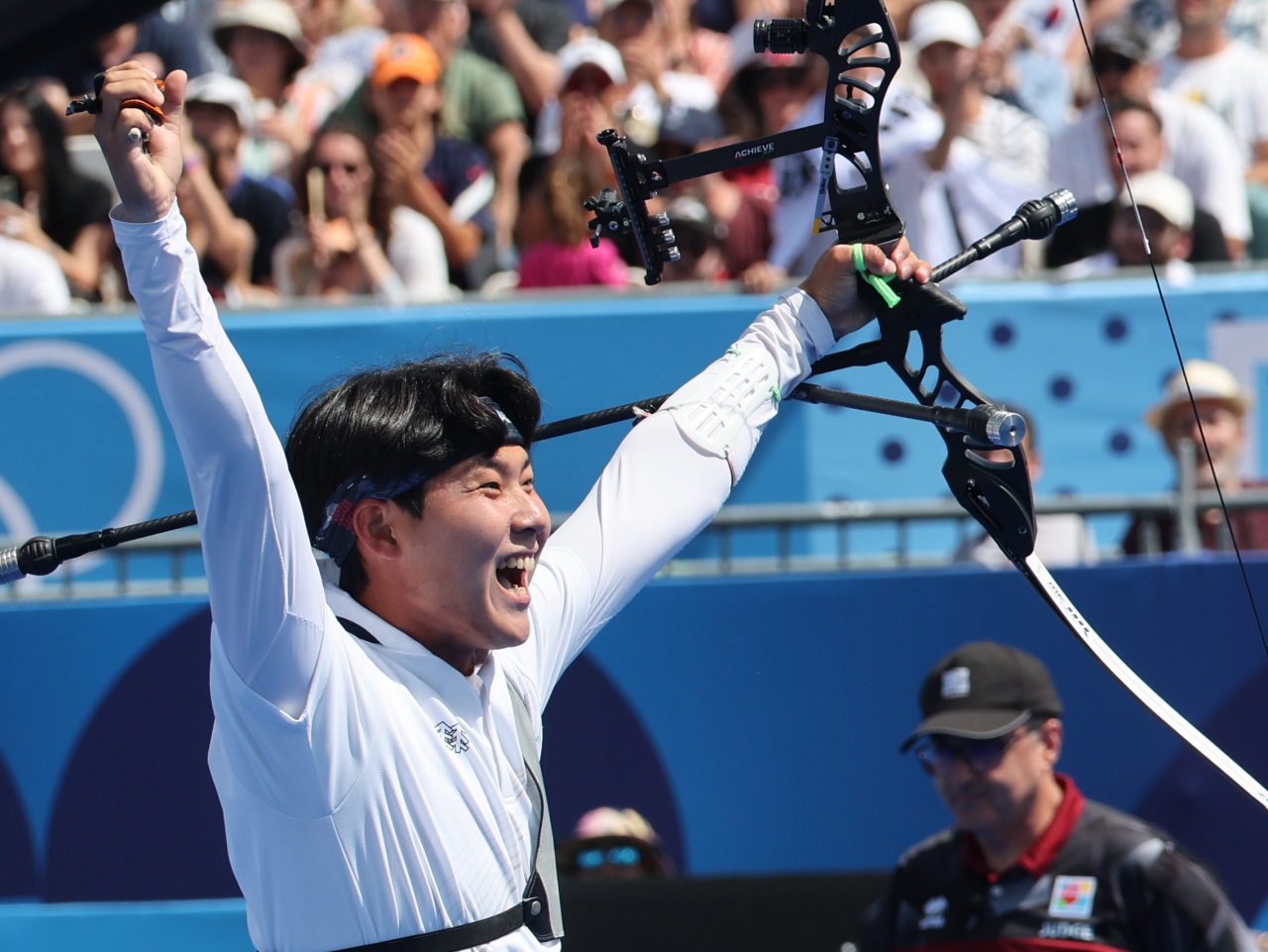 4일(현지시간) 프랑스 파리 레쟁발리드에서 열린 2024 파리올림픽 양궁 남자 개인전 독일의 플로리안 운루와의 동메달 결정전에서 한국 이우석이 승리한 후 기뻐하고 있다. [연합]