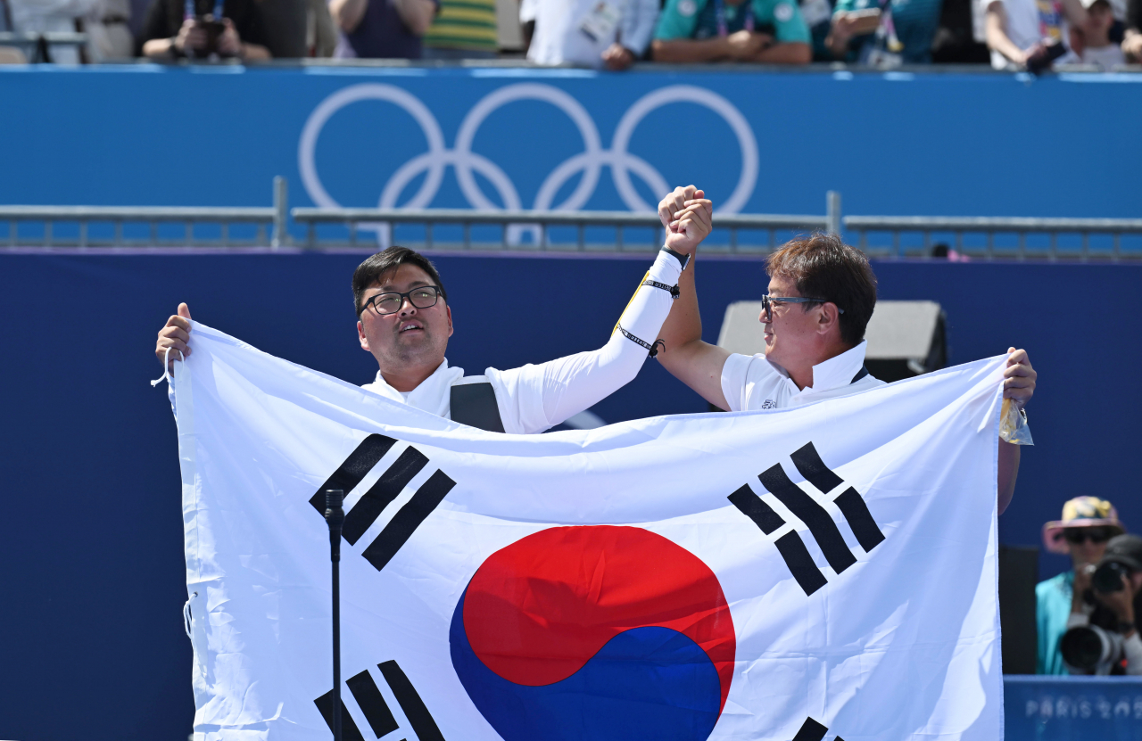 김우진이 4일(현지시간) 프랑스 파리 앵발리드에서 열린 2024파리올림픽 양궁 남자 개인 결승에서 금메달을 확정짓고 태극기를 들고 포즈를 취하고 있다. [파리=이상섭 기자]