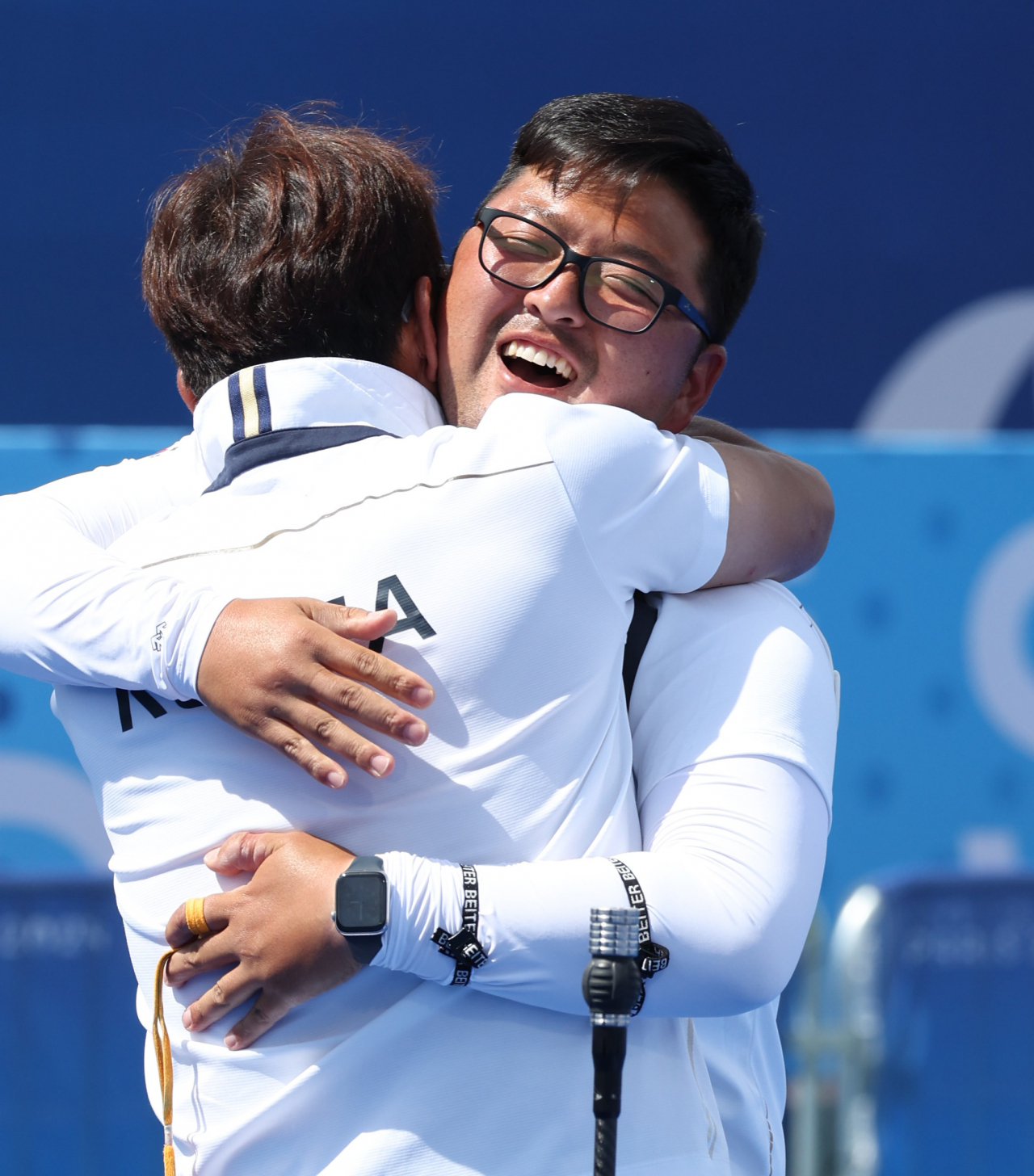 한국 양궁 대표팀 김우진이 4일 오후(현지시각) 프랑스 파리 앵발리드 경기장에서 열린 2024파리올림픽 양궁 남자 개인전 결승에서 미국의 브래디 엘리슨을 만나 세트 점수 6-5로 이겼다. 금메달을 확정된 뒤 김우진이 감독과 껴안고 있다. 김우진은 남자 단체전, 혼성 단체전까지 더해 3관왕이라는 새 이정표를 세웠다. [파리=이상섭 기자]