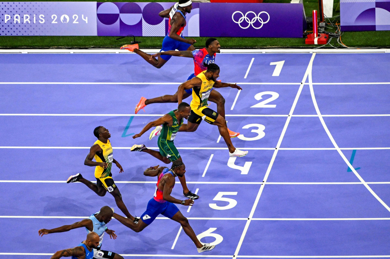 5일(한국시간) 파리 스타드 드 프랑스에서 열린 육상 남자 100m 결선에서 주자들이 결승선에 들어오는 순간 [AFP]