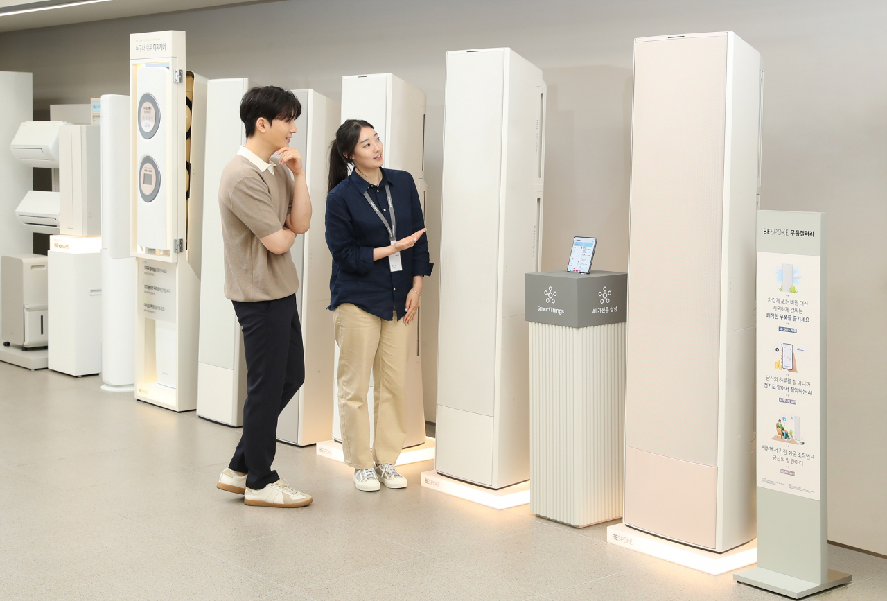 삼성스토어 서초에서 매니저가 소비자에게 비스포크 무풍갤러리를 안내하고 있다. [삼성전자 제공]