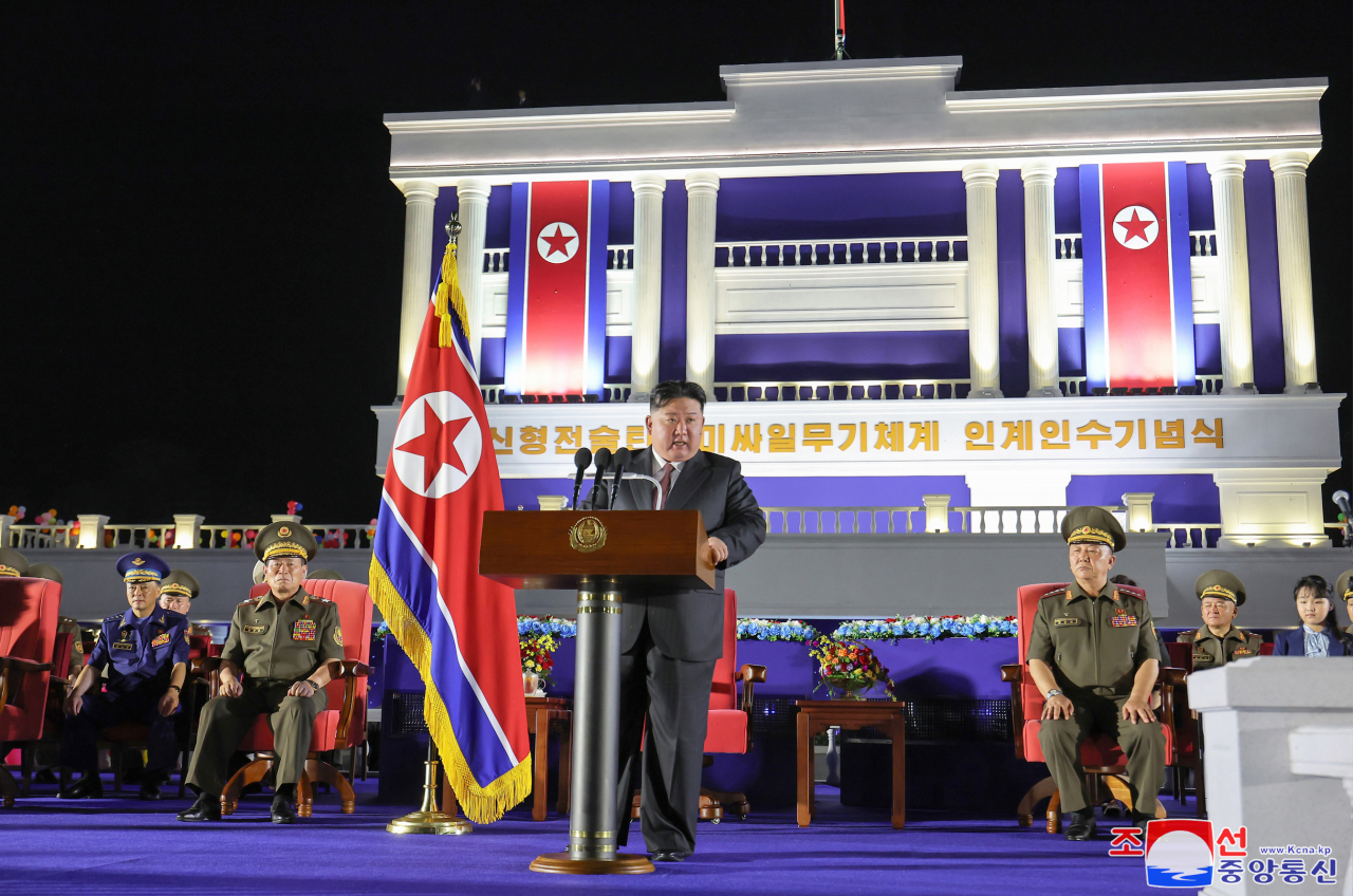 김정은 북한 국무위원장이 전날 딸 주애와 함게 신형 전술탄도미사일무기체계 인계인수기념식에 참석해 연설을 했다고 조선중앙통신이 5일 보도했다. 통신은 김 위원장이 250대의 신형 전술탄도미사일 발사대를 국경 제1선부대에 인도하는 연설 내용도 전했다. [평양 조선중앙통신=연합]