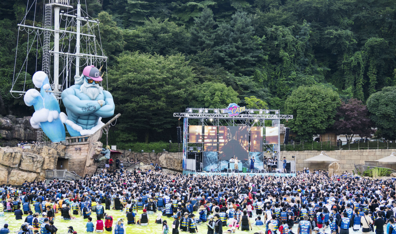다이나믹 듀오가 지난 3일 캐리비안 베이 클럽 캐비 무대에서 스페셜 콘서트를 펼치고 있다. [삼성물산 제공]