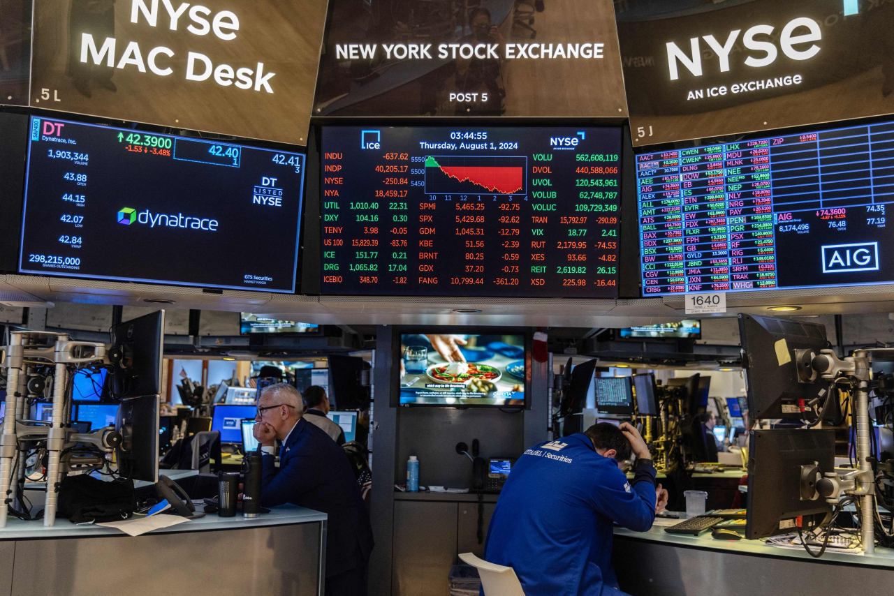지난 1일(현지시간) 뉴욕증권거래소(NYSE)에서 트레이더들이 분주하게 일하는 모습. 미국 제조업과 고용 지표의 동반 부진으로 2일 미국 증시에선 나스닥지수가 3% 넘게 급락하는 등 폭락이 두드러져 경기 침체의 우려가 나왔다. [AFP]