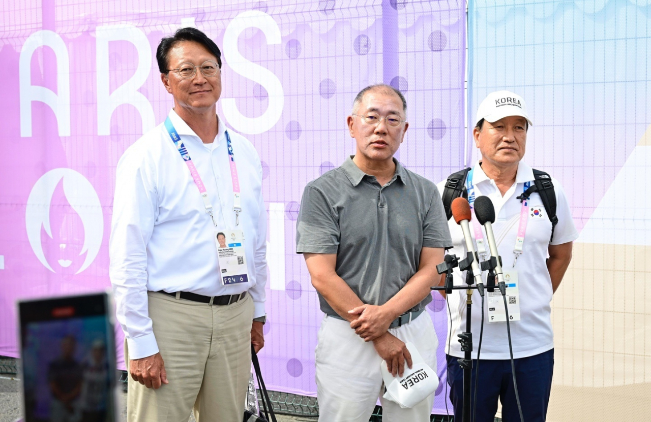 정의선(가운데) 현대자동차그룹 회장이 4일(현지시간) 2024 파리 올림픽 양궁 남자 개인전 시상이 끝난 후 취재진들과 만나 인터뷰를 진행하고 있다. 한규형(왼쪽) 대한양궁협회 부회장과 장영술 대한양궁협회 부회장도 인터뷰에 같이 참여했다. [대한양궁협회 제공]