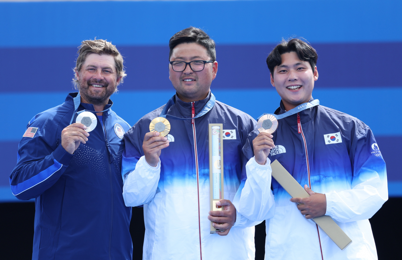미국의 브래디 엘리슨, 김우진, 이우석이 4일 오후(현지시각) 프랑스 파리 앵발리드 경기장에서 열린 2024파리올림픽 양궁 남자 개인전에서 시상대에서 기념사진을 찍고 있다. 김우진은 남자 단체전, 혼성 단체전까지 더해 3관왕이라는 새 이정표를 세웠다. 2024.8.4 [파리=이상섭 기자]