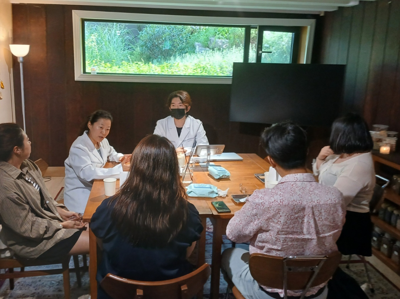 3일 서울 북촌 뷰티과학자의 집에서 진행한 화장품 클래스에서 아모레퍼시픽 R&I 센터 소속 연구원(흰색 가운)과 관람객이 화장품에 대해 이야기를 나누고 있다. 김희량 기자