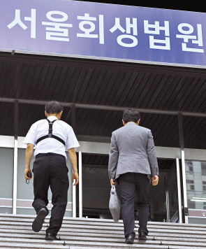 류화현 위메프 대표가 2일 오후 서울 서초구 서울회생법원에서 열린 기업회생 심문기일에 출석하고 있다.  임세준 기자
