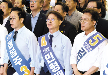 4일 오전 광주 서구 김대중컨벤션센터에서 열린 더불어민주당 당 대표·최고위원 후보자 합동연설회에서 김민석(오른쪽부터), 민형배, 정봉주 후보가 참석해 있다. [연합]