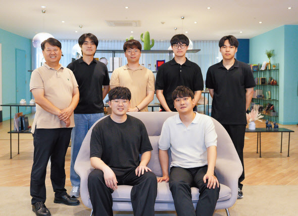 연구를 수행한 UNIST 연구진. 김동석(윗줄 왼쪽부터 시계방향) 교수, 송지원 연구원, 신윤섭 박사 [UNIST 제공]