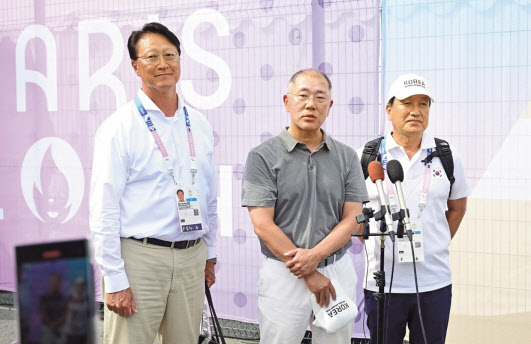 대한양궁협회장인 정의선(가운데) 현대자동차그룹 회장이 4일(현지시간) 파리 앵발리드에서 2024 파리 올림픽 양궁 남자 개인전 시상이 끝난 후 취재진과 만나고 있다. 양궁협회의 한규형(왼쪽)·장영술 부회장도 함께했다. [대한양궁협회 제공]