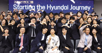 현정은(앞줄 가운데) 현대그룹 회장이 지난달 31일 서울 종로구 사옥에서 열린 신입사원 교육수료식에서 신입사원들과 기념촬영을 하고 있다. [현대그룹 제공]