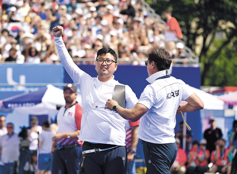 김우진(왼쪽)이 4일(현지시간) 프랑스 파리 앵발리드에서 열린 2024파리올림픽 양궁 남자 개인 결승에서 금메달을 확정짓고 손을 들어보이고 있다. 파리=이상섭 기자