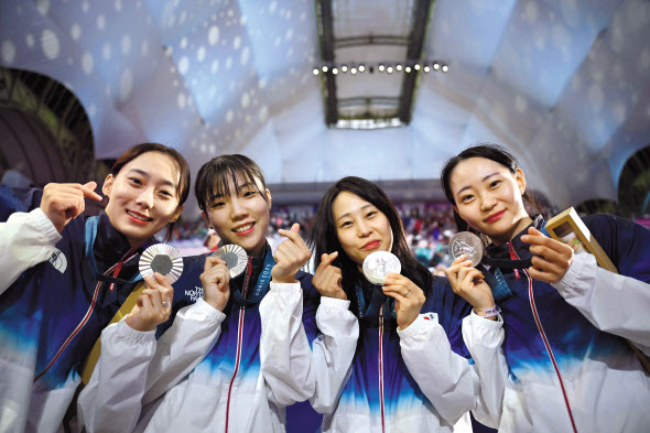 3일(현지시간) 프랑스 파리 그랑팔레에서 열린 파리올림픽 펜싱 여자 사브르 단체전 시상식. 한국의 윤지수(왼쪽부터), 전하영, 전은혜, 최세빈이 은메달을 들어보이고 있다. 파리=이상섭 기자