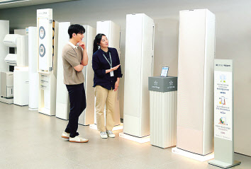 삼성스토어 서초에서 매니저가 소비자에게 비스포크 무풍갤러리를 안내하고 있다.
