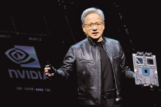 젠슨 황 엔비디아 최고경영자(CEO) AI가속기 ‘블랙웰’ 제품을 들고 있는 모습 [연합]