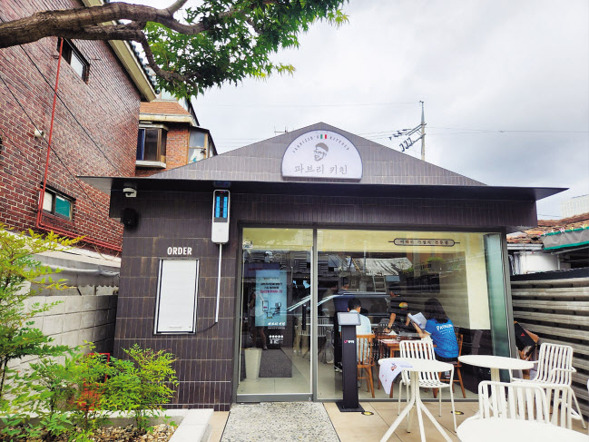 LG유플러스가 ‘식당연구소’ 프로젝트를 위해 서울 용산구에 문을 연 ‘파브리키친’