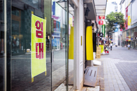 서울 한 빈 상가에 임대 현수막이 부착돼 있다. [연합]