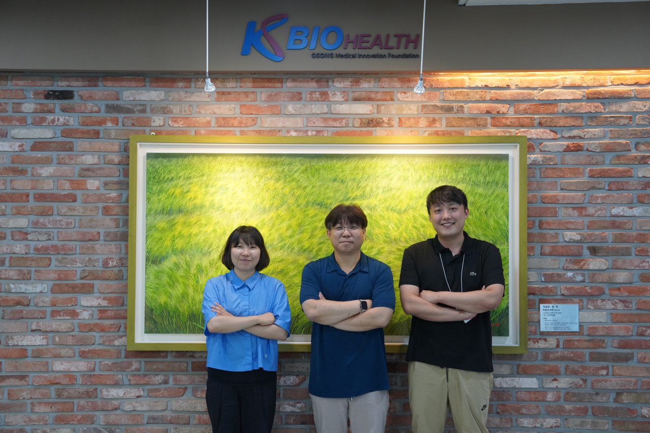이번 연구를 수행한 공동연구팀. 조미영(왼쪽부터) 한국기초과학지원연구원 연구원, 노영욱 오송첨단의료산업진흥재단 박사, 조영우 오송첨단의료산업진흥재단 박사.[오송첨단의료산업진흥재단 제공]