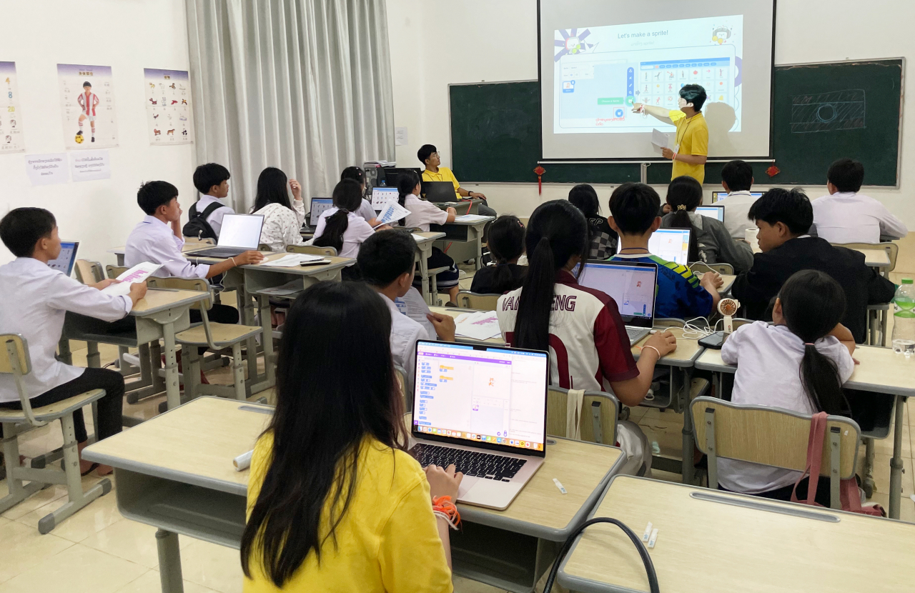 2024년 월드프렌즈코리아(WFK) IT봉사단이 라오스 ‘방비엥 에스닉 스쿨’에 파견되어 수업을 진행하고 있다.[GIST 제공]
