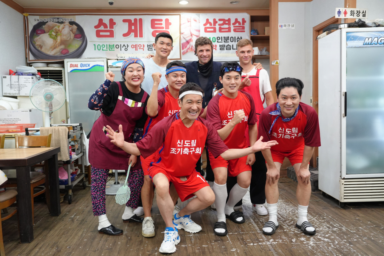 (From left, back row) Kim Min-jae, Thomas Muller, Joshua Kimmich and cast members of "SNL Korea" pose for a photo while shooting an "SNL Korea" episode, Saturday. (Coupang Play)