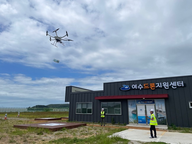 여수 드론지원센터에서 드론 배송을 앞두고 시험 비행을 하고 있다. [여수시 제공]