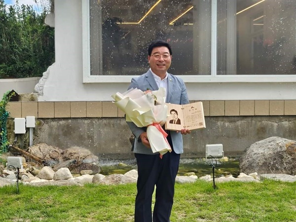 신민호 전남도의원이 산림조합중앙회로부터 감사패를 받고 사진 촬영에 응하고 있다.