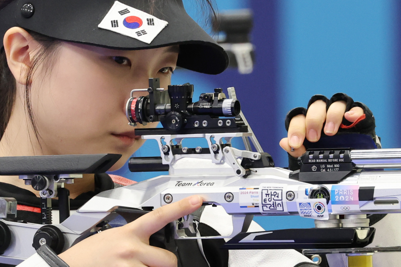 지난달 29일(현지시간) 프랑스 샤토루 슈팅 센터에서 열린 2024 파리 올림픽 사격 공기소총 10m 여자 결선에 앞서 진행된 5분 연습에서 반효진이 과녁을 조준하기 위해 총알을 장전하고 있다. [연합]