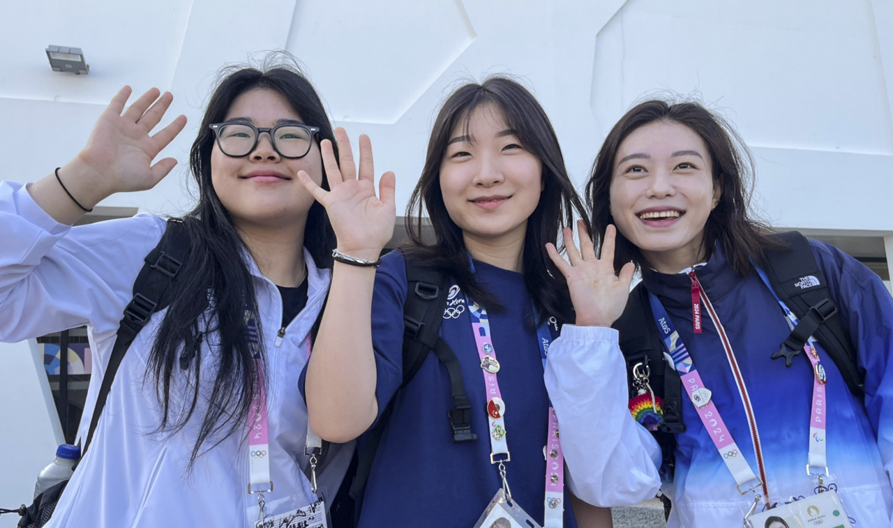지난 3일(현지시간) 프랑스 샤토루 슈팅센터에서 2024 파리 올림픽 사격 10m 공기권총에서 우승한 오예진(왼쪽), 10m 공기소총에서 우승한 반효진(가운데)와 10m 공기권총에서 2위를 기록한 김예지가 포즈를 취하고 있다. [연합]